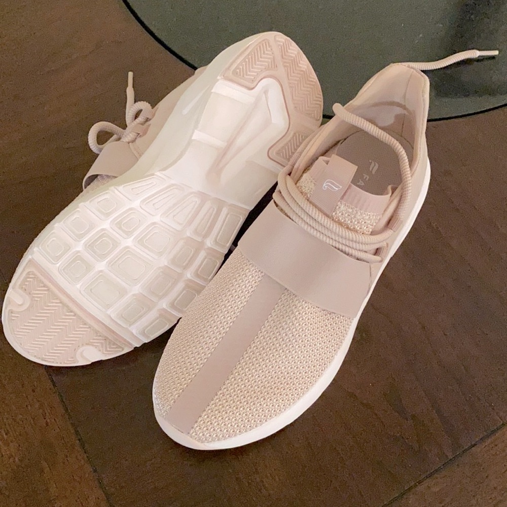Tennis shoes